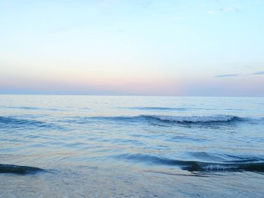 Gökyüzü degrade renklerinin denizin üzerinde