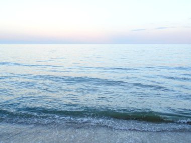 Gökyüzü degrade renklerinin denizin üzerinde