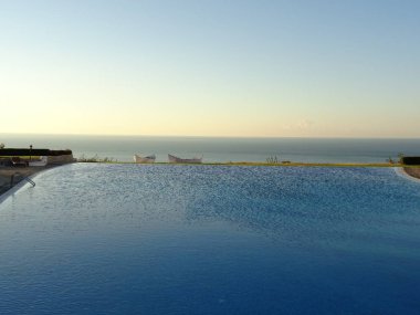 Yüzme Havuzu deniz arka plan üzerinde