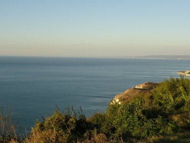 Deniz Manzaralı bir yüksek Rock