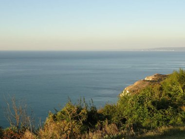 Deniz Manzaralı bir yüksek Rock