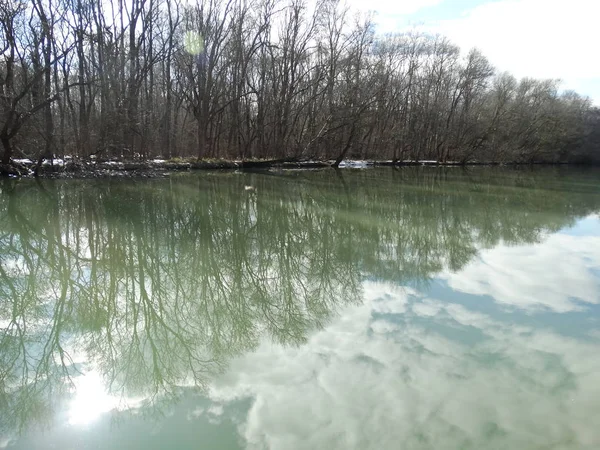 Árboles Desnudos Cielo Reflejándose Agua Del Río — Foto de Stock