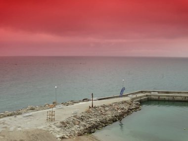 Kızıl gökyüzünün altında küçük İskelesi