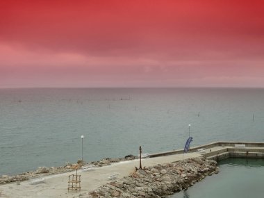 Kızıl gökyüzünün altında küçük İskelesi