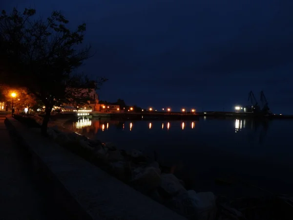 海水中反射的夜城灯光 — 图库照片
