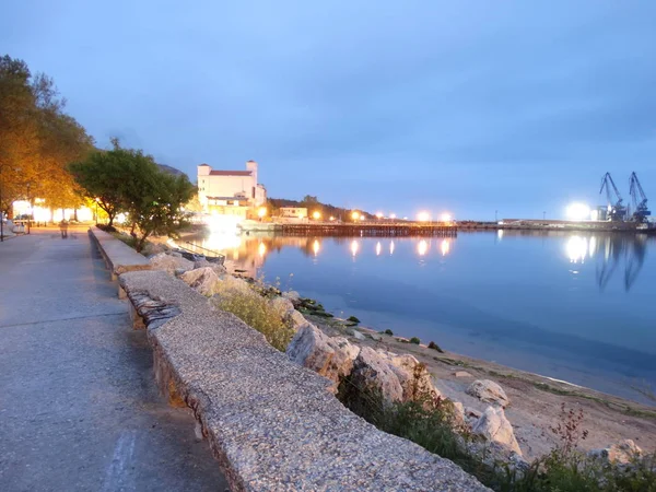 Night City Lights Weerspiegelen Het Zeewater — Stockfoto