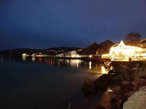 夜の街は海の水の反映ライトします — ストック写真