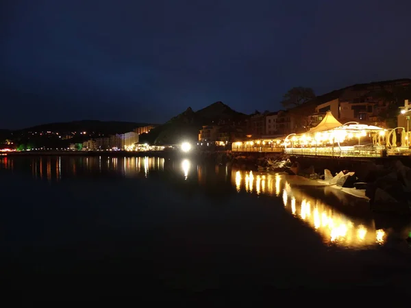 Luces Nocturnas Ciudad Reflejándose Agua Del Mar — Foto de Stock
