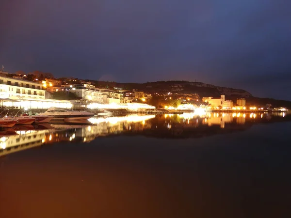 Night City Lights Weerspiegelen Het Zeewater — Stockfoto