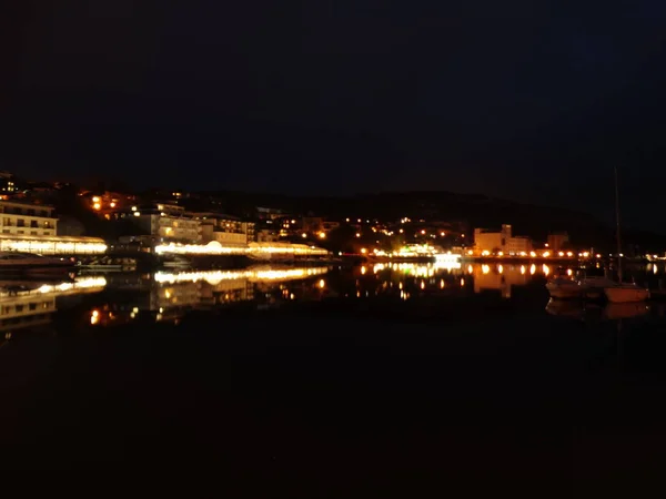 Ночные Городские Огни Морской Воде — стоковое фото