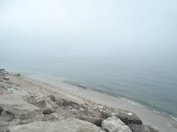 Deniz Manzaralı Kayalık Bir Kıyıdan — Stok fotoğraf