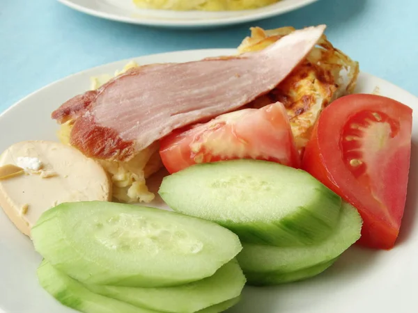 Sarapan Dengan Ham Tomat Dan Mentimun — Stok Foto