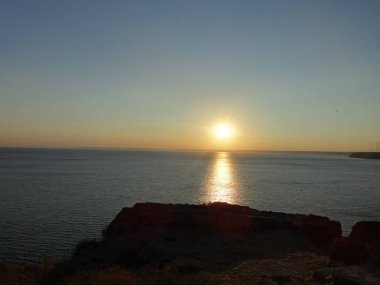 Denizin üzerinde gün batımı