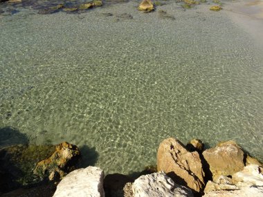 Deniz suyundaki kayalar