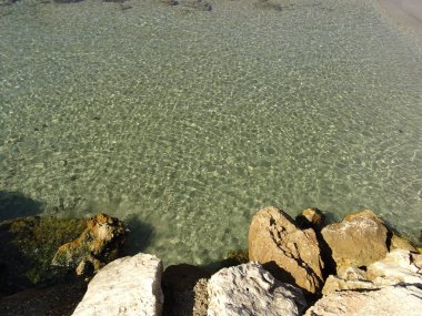 Deniz suyundaki kayalar