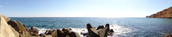Panoramatický Pohled Skalnaté Pobřeží Moře — Stock fotografie