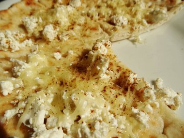 Oryantal düz ekmek peynir ile