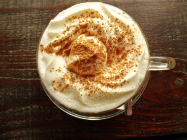 Kapuçino krema ve tarçın ile