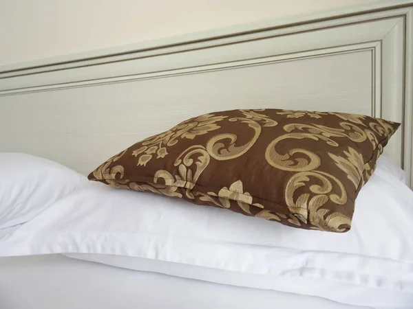 豪華な茶色の飾り枕 — ストック写真