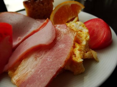 Jambon, domates ve yumurta ile Kahvaltı