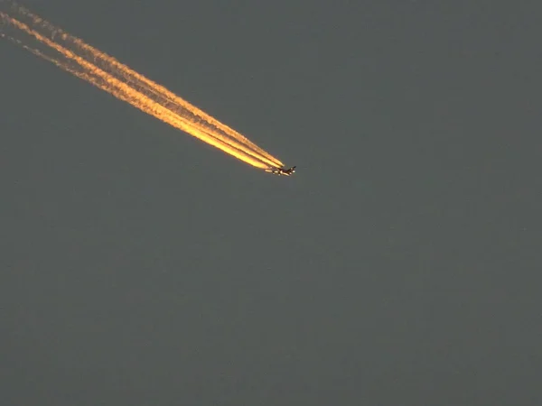 Avião Saindo Uma Trilha Incêndio Pôr Sol — Fotografia de Stock