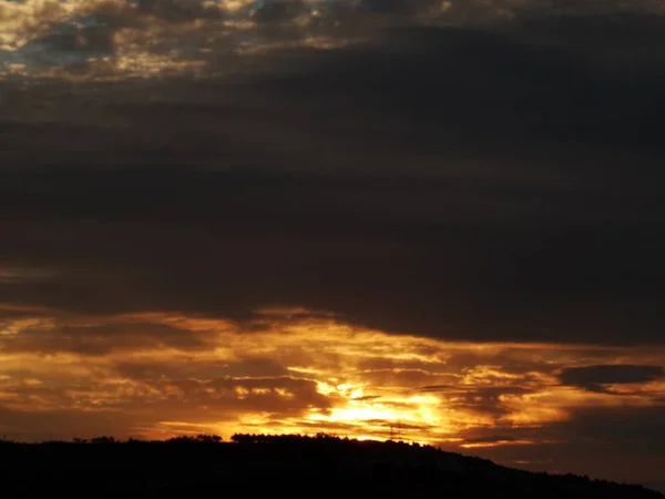 Dramatiska Sunrise Sky Vägg Bakgrund Närbild — Stockfoto