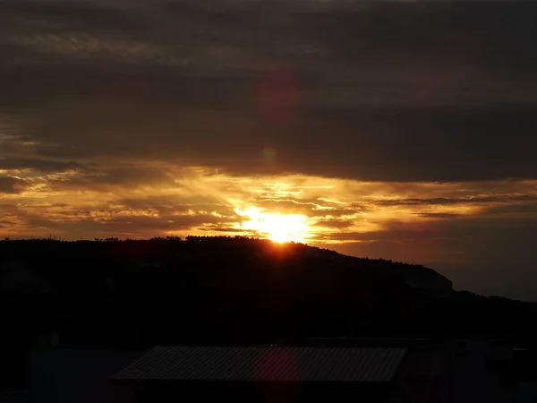 Dramatiska Sunrise Sky Vägg Bakgrund Närbild — Stockfoto