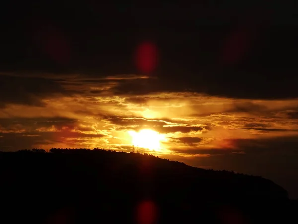 Dramatiska Sunrise Sky Vägg Bakgrund Närbild — Stockfoto