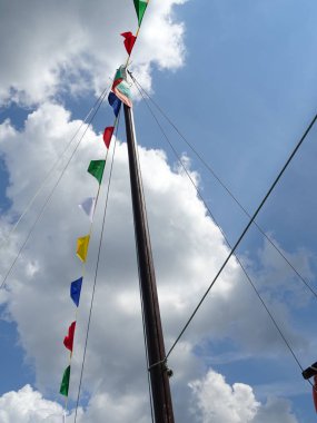 Renkli gemi direği bayrakları gökyüzü arka planı
