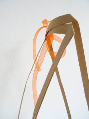 Hediye kağıt sepeti kolları turuncu yay ile