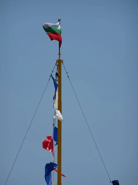 Bandiere Dell Albero Navale Russo Bulgaro Sullo Sfondo — Foto Stock