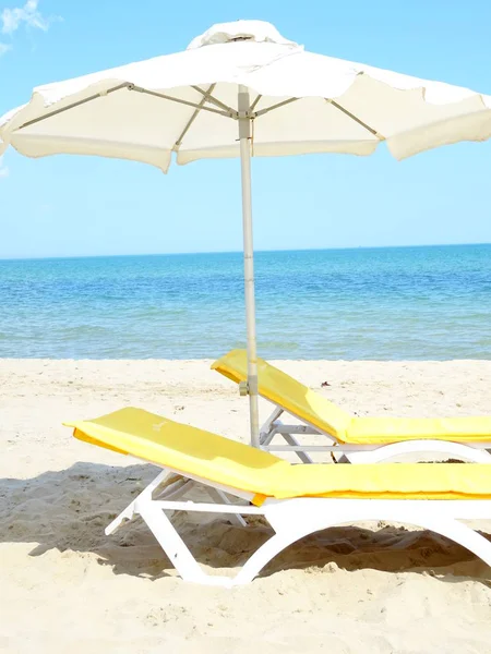 Strandlounge Und Sonnenschirm — Stockfoto