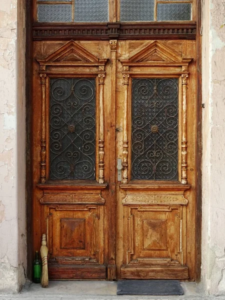 Holztür Mit Verzierten Fenstern — Stockfoto