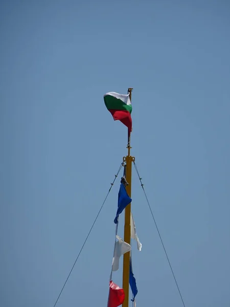 Bandeiras Mastro Navio Russo Búlgaro Contra Pano Fundo — Fotografia de Stock