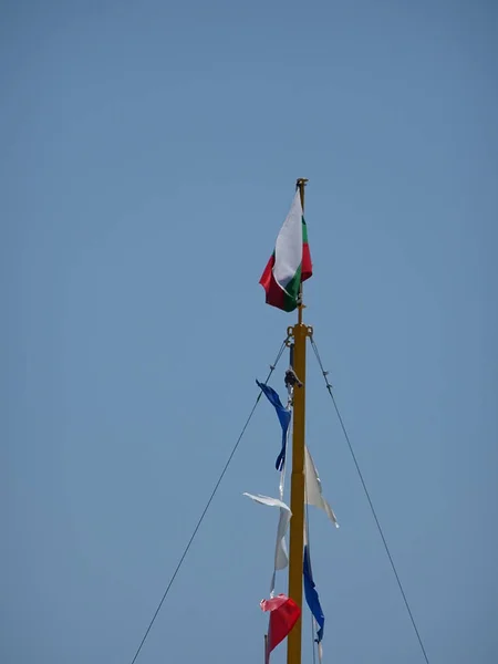 Bandeiras Mastro Navio Russo Búlgaro Contra Pano Fundo — Fotografia de Stock