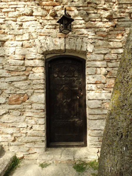 Bir Taş Binanın Eski Ahşap Kapı — Stok fotoğraf