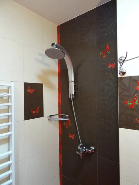 Modern Siyah Kırmızı Duş — Stok fotoğraf