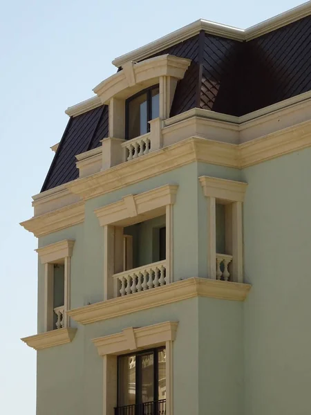 Fassade Eines Lebendigen Gebäudes Mit Ornamenten — Stockfoto