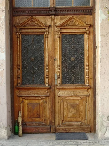 Деревянная Дверь Украшенными Окнами — стоковое фото