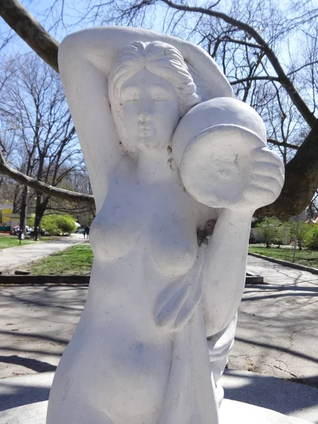 Estatua Piedra Una Mujer Que Trae Agua —  Fotos de Stock