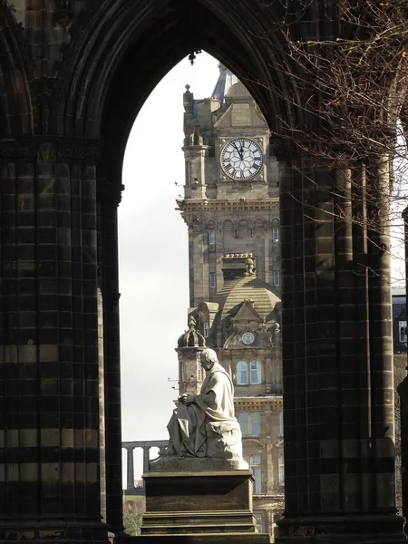 Statua Edimburgo Guardando Attraverso Buco — Foto Stock