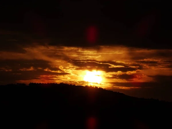 劇的な日の出空背景をクローズ アップ — ストック写真