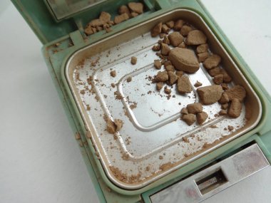 Neredeyse boş ve kırık allık makyaj