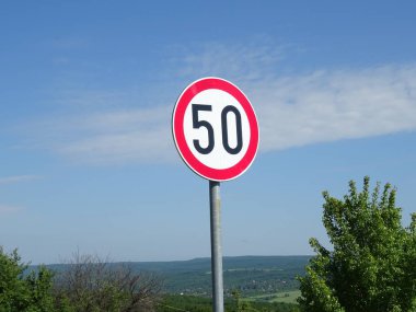 Sokak tabelası için hız sınırı 50 km/h