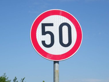 Sokak tabelası için hız sınırı 50 km/h