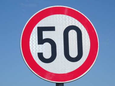 Sokak tabelası için hız sınırı 50 km/h