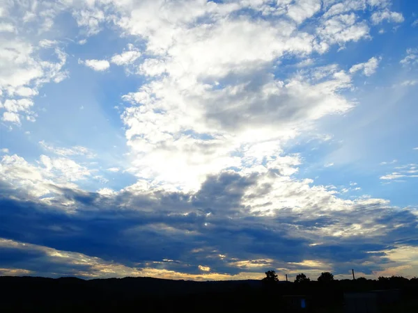 Солнечный Свет Над Белыми Облаками Голубом Небе — стоковое фото