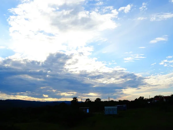 Солнечный Свет Над Белыми Облаками Голубом Небе — стоковое фото
