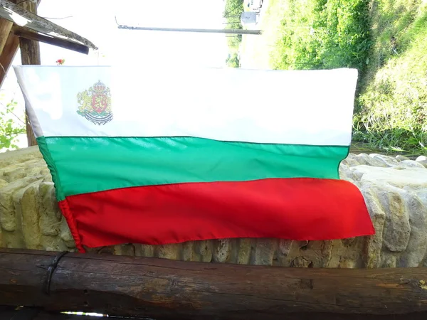 Государственный Флаг Болгарии — стоковое фото