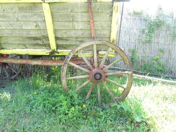 Houten Kar Wiel Achtergrond Close — Stockfoto